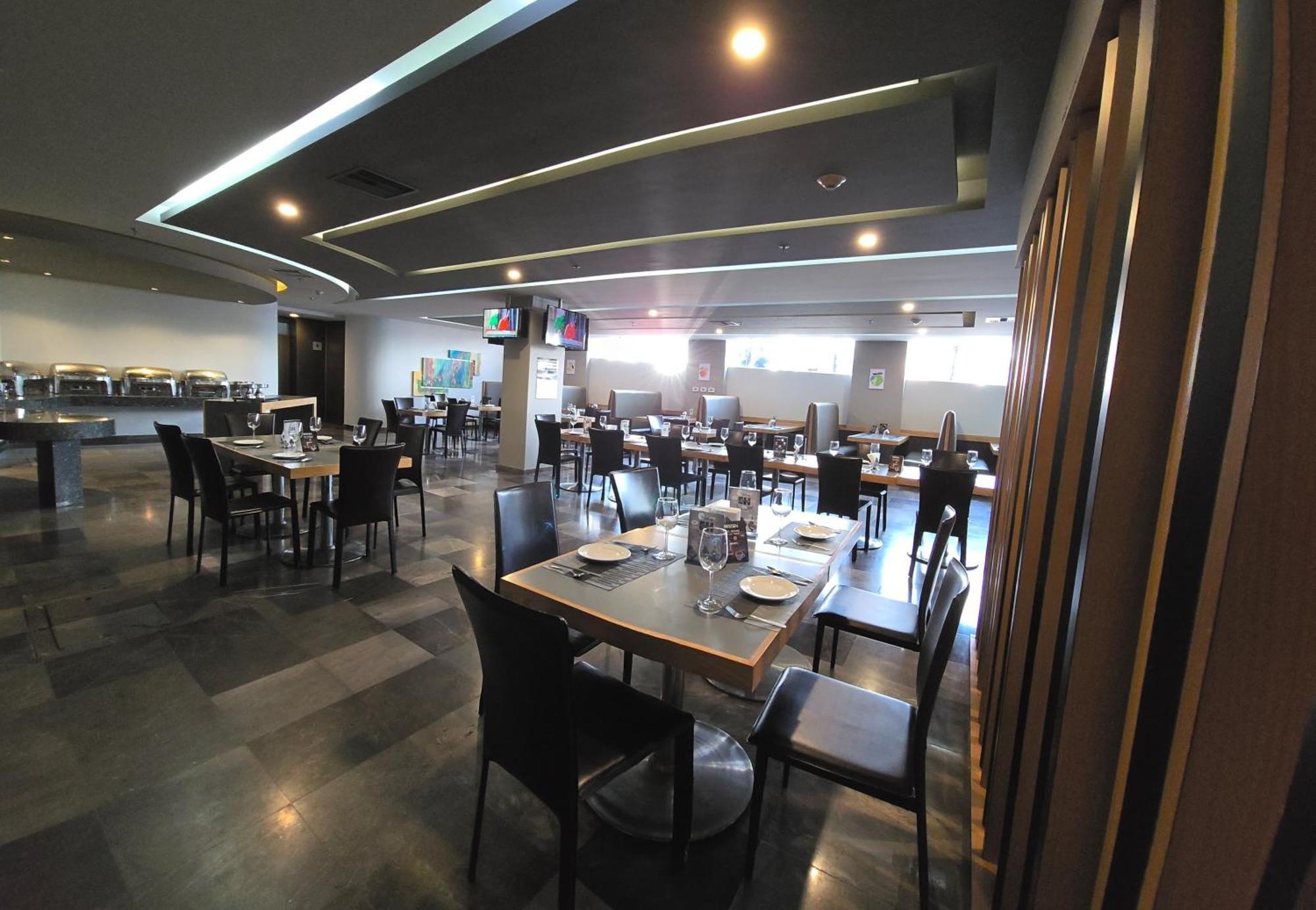 Ramada By Wyndham Mexico City Santa Fe Екстериор снимка