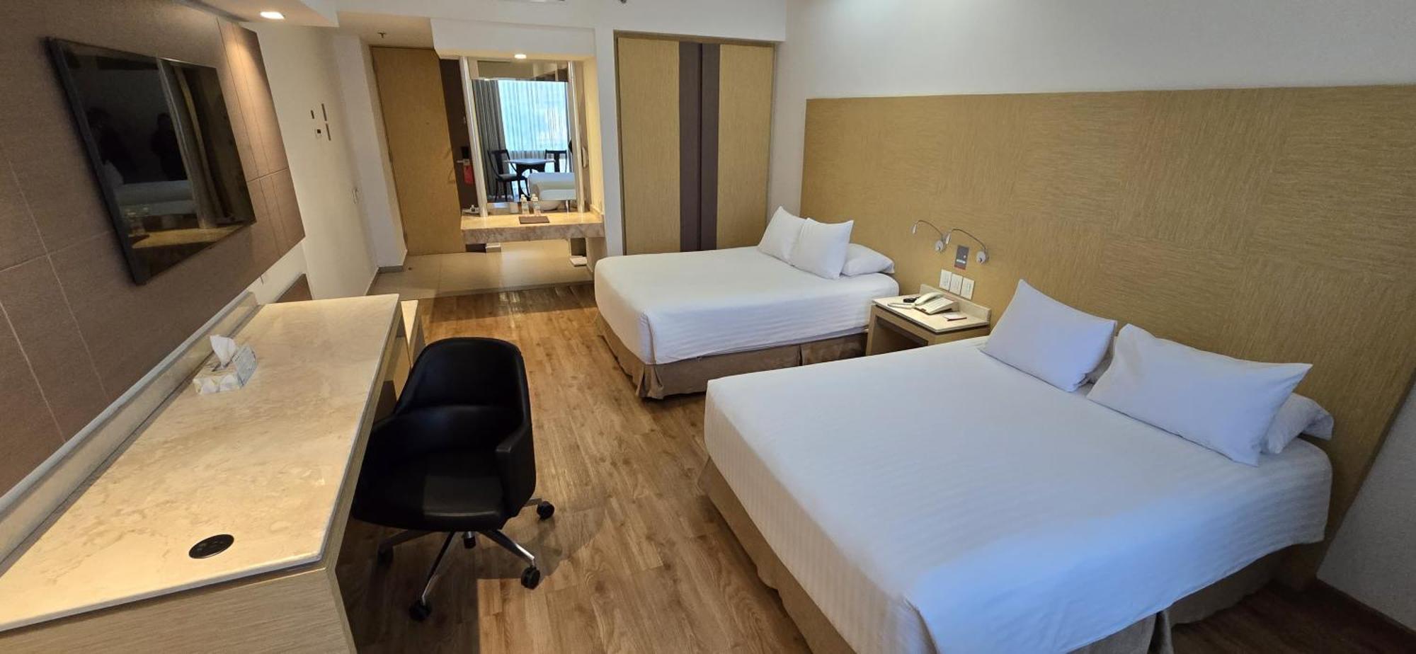Ramada By Wyndham Mexico City Santa Fe Екстериор снимка