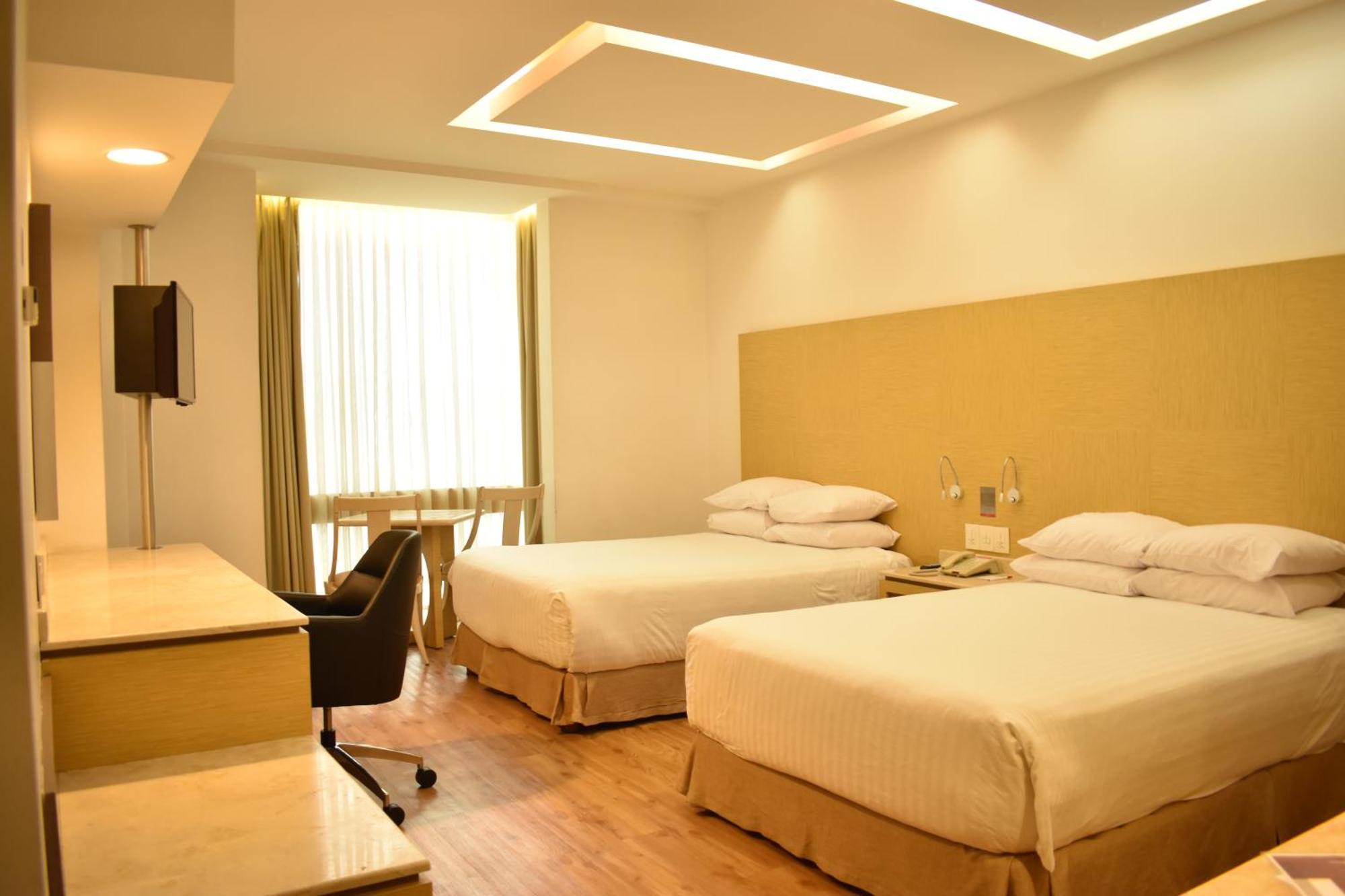 Ramada By Wyndham Mexico City Santa Fe Екстериор снимка